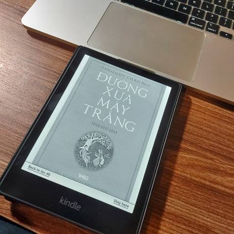 Máy đẹp, cover cũng rất nét. Mới đầu sử dụng còn lúng túng, khi hiểu máy thì dùng rất thích. Mình bị cận nhưng đọc thử khá ổn, có những đuôi file có thể tăng giảm cỡ chữ rất thuận tiện.