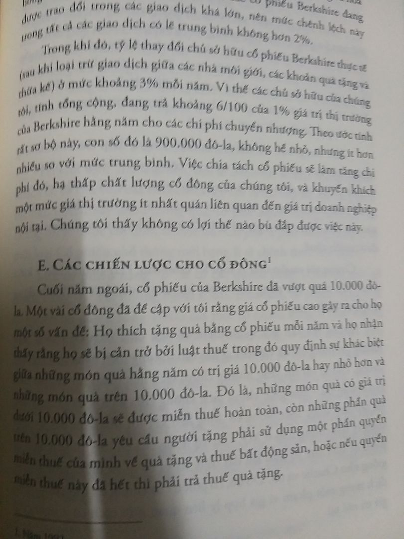 Cuốn sách đã cô đọng tất cả tinh hoa trong triết lý đầu tư của Buffet.Khác với nh cuốn sách khi tập trung quá nh vào cs riêng,các câu chuyện của doanh nghiệp.Đây là cuốn chỉ cho cta thấy triết lý đầu tư,về sự hiểu biết và quan điểm,nguyên tắc về đầu tư,mua bán ck,quản trị,mua bán sáp nhập...