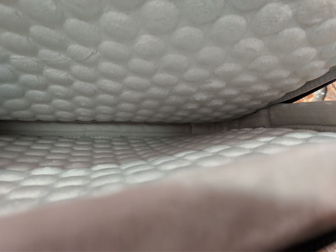 Thiết kế chắc chắn, ruột có đệm dày. Nhét laptop Asus Zenbook vào vừa khít. Có rơi cũng đỡ sợ va đập mạnh hư hỏng laptop.