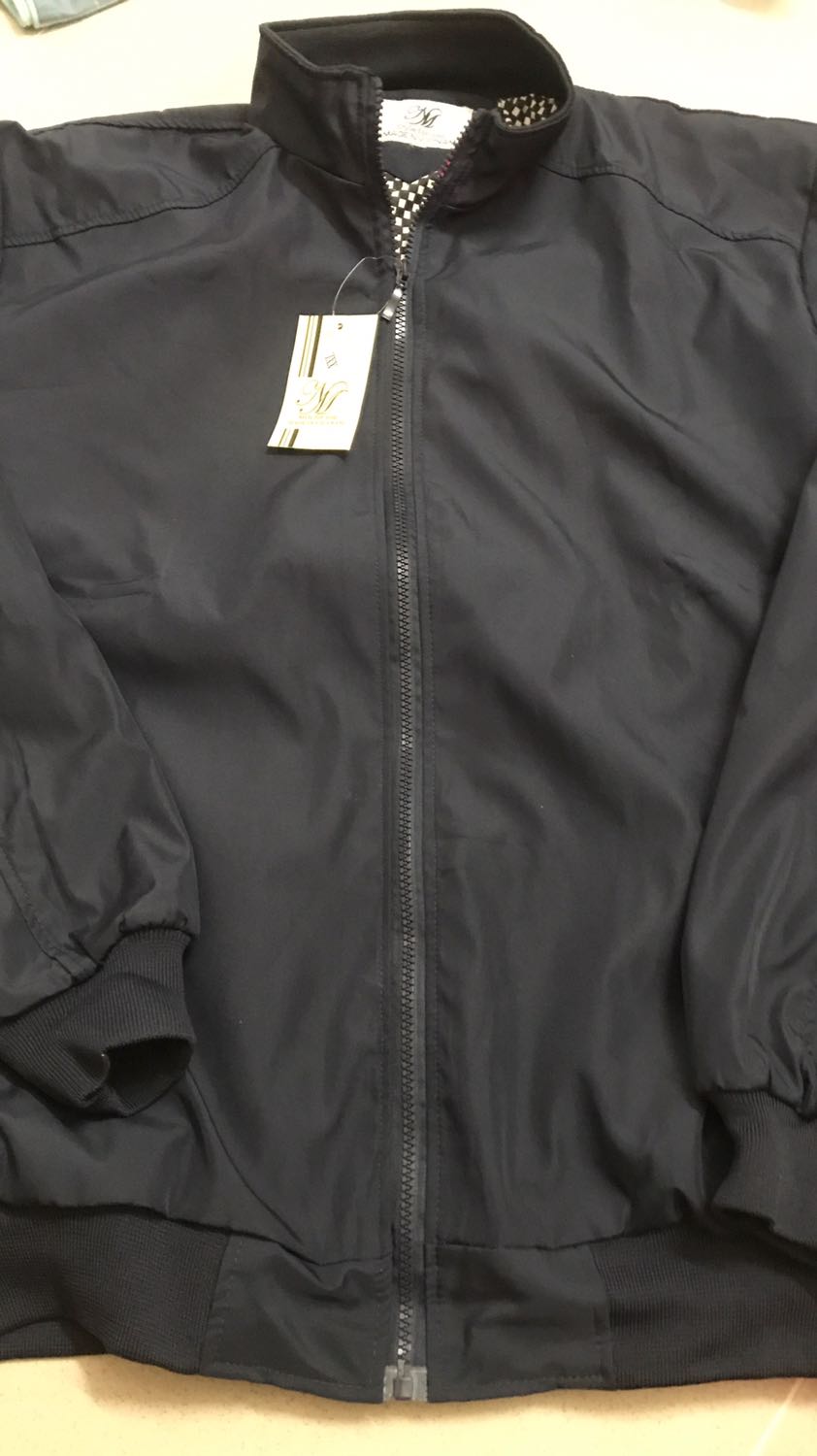 Áo dày và vừa, mình cao 1m73 nặng 73kg nên mình chọn size xxl 
Chất ngoài là vải dù, nếu có đi mưa chút cũng được chống thấm nha mọi người
TiKi chăm sóc khách hàng rất tốt, vì lần đầu nhận áo bị lỗi cái túi may dính, sau đó đổi lại áo hoàn chình
Thanks