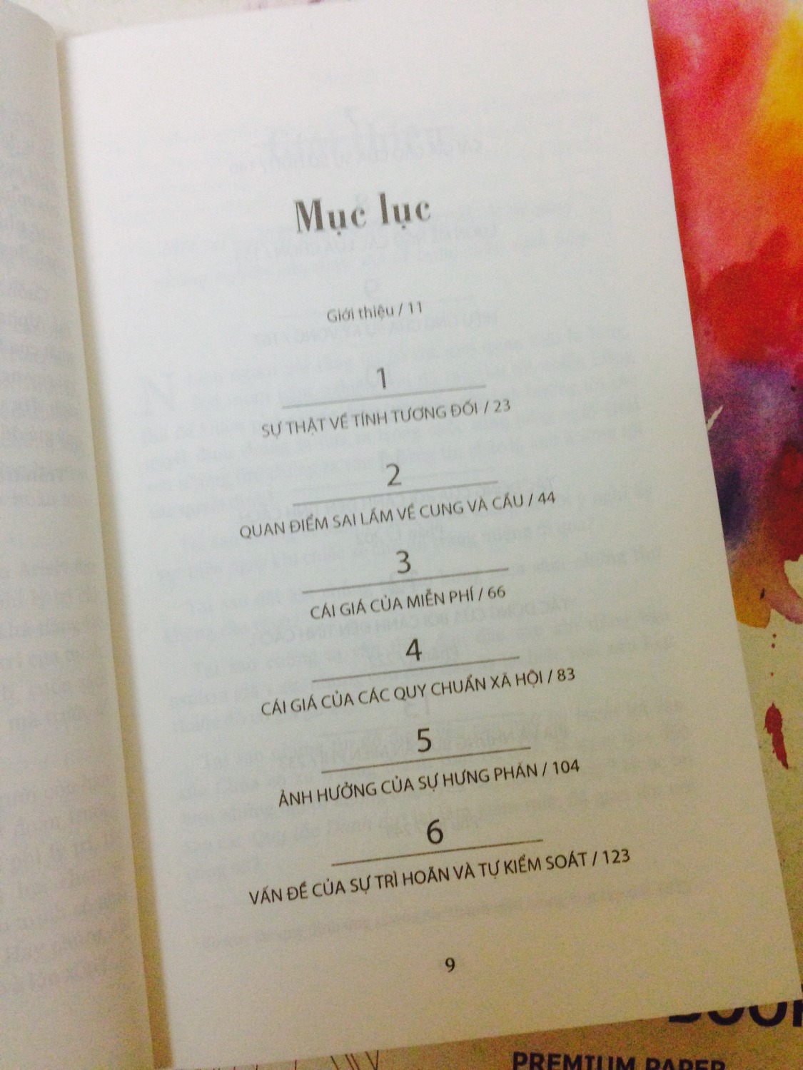 Với những ai thích mảng sách tâm lý học mà nói thì cuốn sách này thực sự đáng đọc, qua cuốn sách phần nào khám phá được sự "ngớ ngẩn" trong các tình huống mà khi "lý trí" nhìn lại thì nó thực sự "phi lý trí. 
Sách hay, in ấn đẹp, mình mua gần 2 năm rồi mà vẫn như mới =))