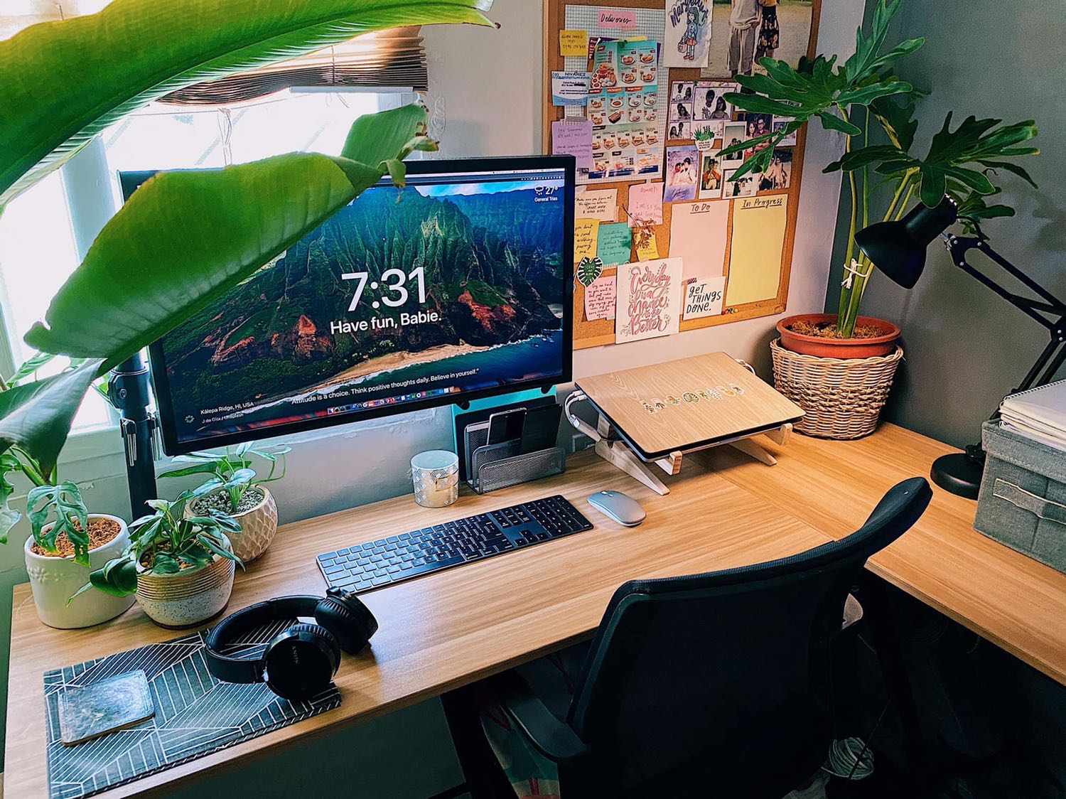 ? mình cho 4 sao, mùa dịch mà giao hàng rất nhanh, cảm ơn shop và bên tiki.
Còn về sp: 
- mình đặt hàng và thanh toán xong rồi mới đi đọc cmt của các trang khác, mới ngỡ là miếng lót bên trong màu đà, không giống như trong ảnh là màu đen ( nên Hơi bị buồn). 
- đặt size lớn nhất nhưng đội cảm giác có vẻ hơi chật (đầu mình cỡ 57-58 —> bị buồn xíu nữa)
- okie ko sao, lăng tăng tháo ra giặc miếng lót bên trong vì mùi nó mình ko ngửi được. (Lúc giặc cũng nhẹ tay lắm nhưng k may phần viền của miếng lót bằng nhựa, giòn —> gãy mất tiêu?)

Hy vọng bình luận này góp một phần ý cho các bạn mua sau, suy nghĩ ưng ý rồi hãy mua sp nhé.(SP nào cũng nên vậy). ?