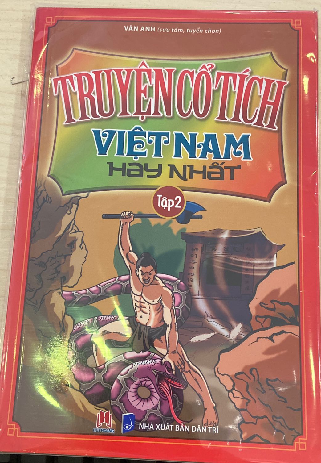 Sách có câu chuyện cổ tích hay, ngắn gọn cho bé dễ đọc và hiểu. Bé nhà mình cũng học được nhiều điều qua các câu chuyện hơn. Cảm ơn