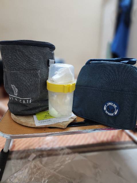 Giao hàng nhanh. Chắc chắn, cách nhiệt dày dặn. Mà to quá dù là cỡ trung, do tội đọc nhận xét thấy đồng bào thấy bảo bé :) Đồng bào sai rồi.