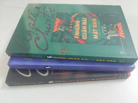 1 nạn nhân, 4 kẻ tình nghi, 4 nhân vật đóng vai trò thám tử. Những buổi điều tra nhàm chán ban đầu có vẻ chẳng đi đến đâu rồi cốt truyện sau đó bỗng trở nên kịch tính và xoắn não ở đoạn cuối. Agatha Chritie tỏ ra đặc biệt xuất sắc với khả năng đánh *** người đọc với một kết cục không ngờ.