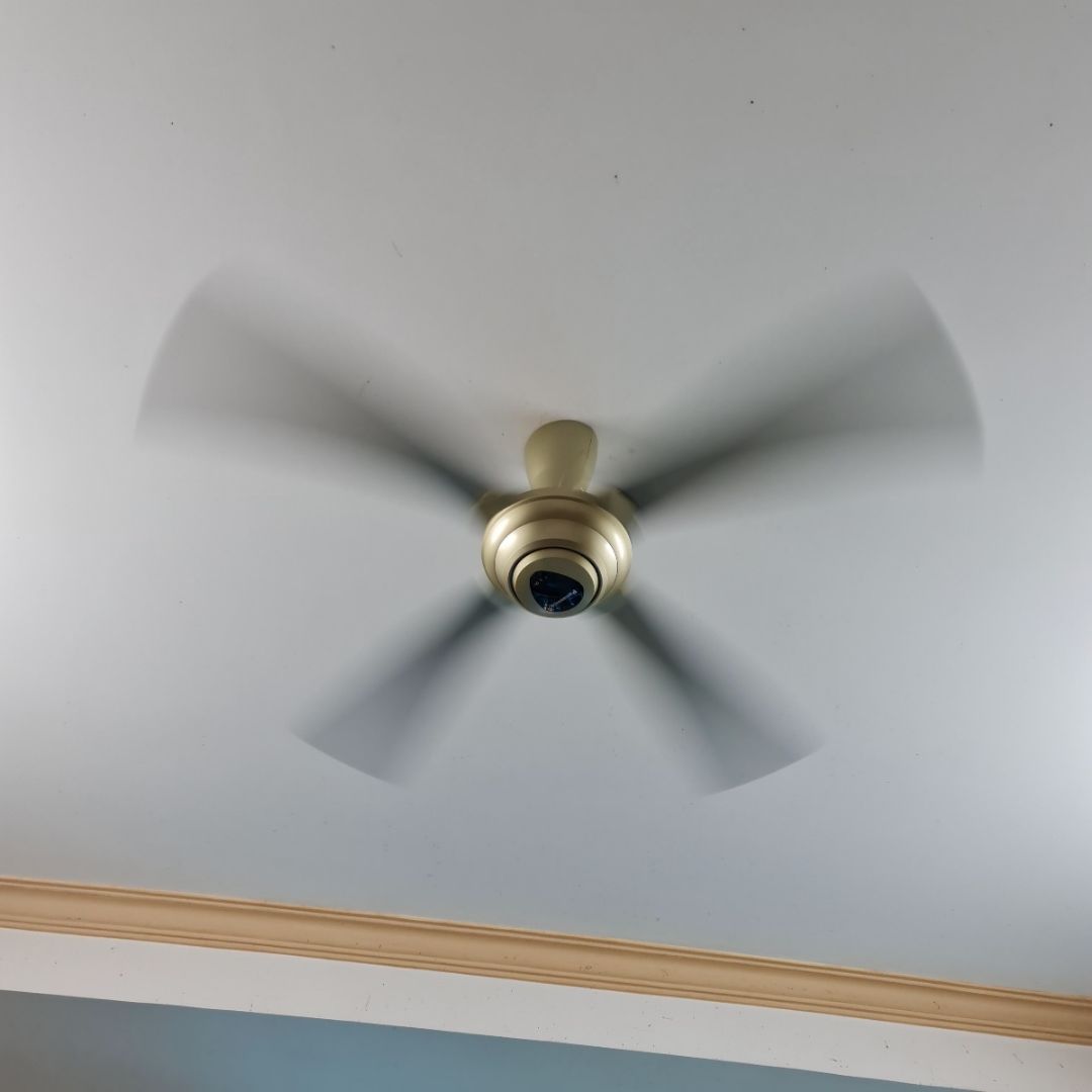 Quạt đẹp, quay êm, gió đều, thích hợp cho phòng 20-25 m2. Ti ngắn nên lắp ở trần cao vừa phải thôi.