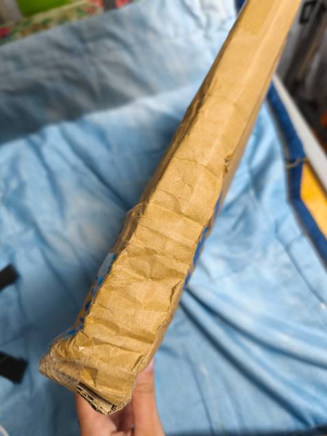 Lúc nhận hàng thì thấy hộp bị móp méo, mà khui ra thì sách vẫn ok, sách có bọc ni lông vên ngoài nên cũng ko có vị dơ
Về nội dung thì mình chưa đọc nên ko biết