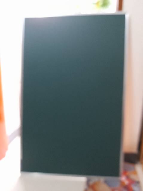 Bảng bị bể bong góc chắc do vận chuyển bị rớt. Người mua hàng phải mua keo dán tạm lại để sử dụng. Nhìn tấm bảng hiện tại không đẹp, nhưng sử dụng vẫn được.