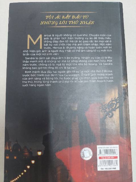 Bên cạnh những yếu tố về cách kể chuyện, xây dựng nhân vật, kịch bản dồn dập phi tuyến như một đặc sản ở tác phẩm  trước, điều hấp dẫn hơn ở Tòa án linh hồn là Donato Carrisi khéo léo dẫn dụ người đọc vào những bí ẩn mang tính tôn giáo, hay khoa tâm lý học hành vi. Câu chuyện cũng hàm chứa những ẩn dụ về đạo đức qua khái niệm CÁI ÁC.
Môt tác phẩm xuất sắc trên nhiều khía cạnh.