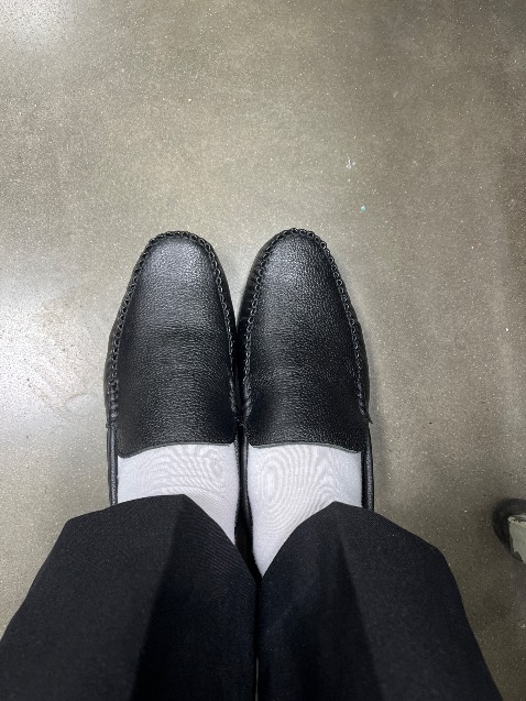 Cảm nhận ban đầu là: êm chân, kiểu dáng ổn, tiện lợi. Còn chất lượng thì phải có thời gian kiểm chứng nha AE.