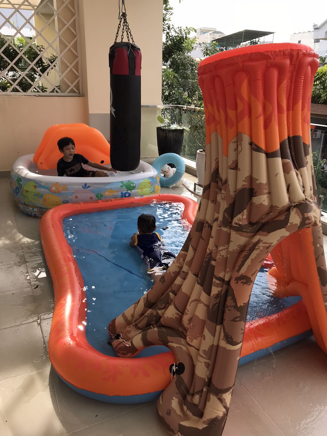 Màu sắc đẹp. Hồ rộng nằm chơi hay ngồi chơi đồ chơi nước các bé rất thích. Có cầu tuột phao để vận động chơi đùa nữa. Cầu tuột phao con mình tháo rời làm mô tô nước rất vui, 2 anh em cùng  ngồi mà vẫn nổi.