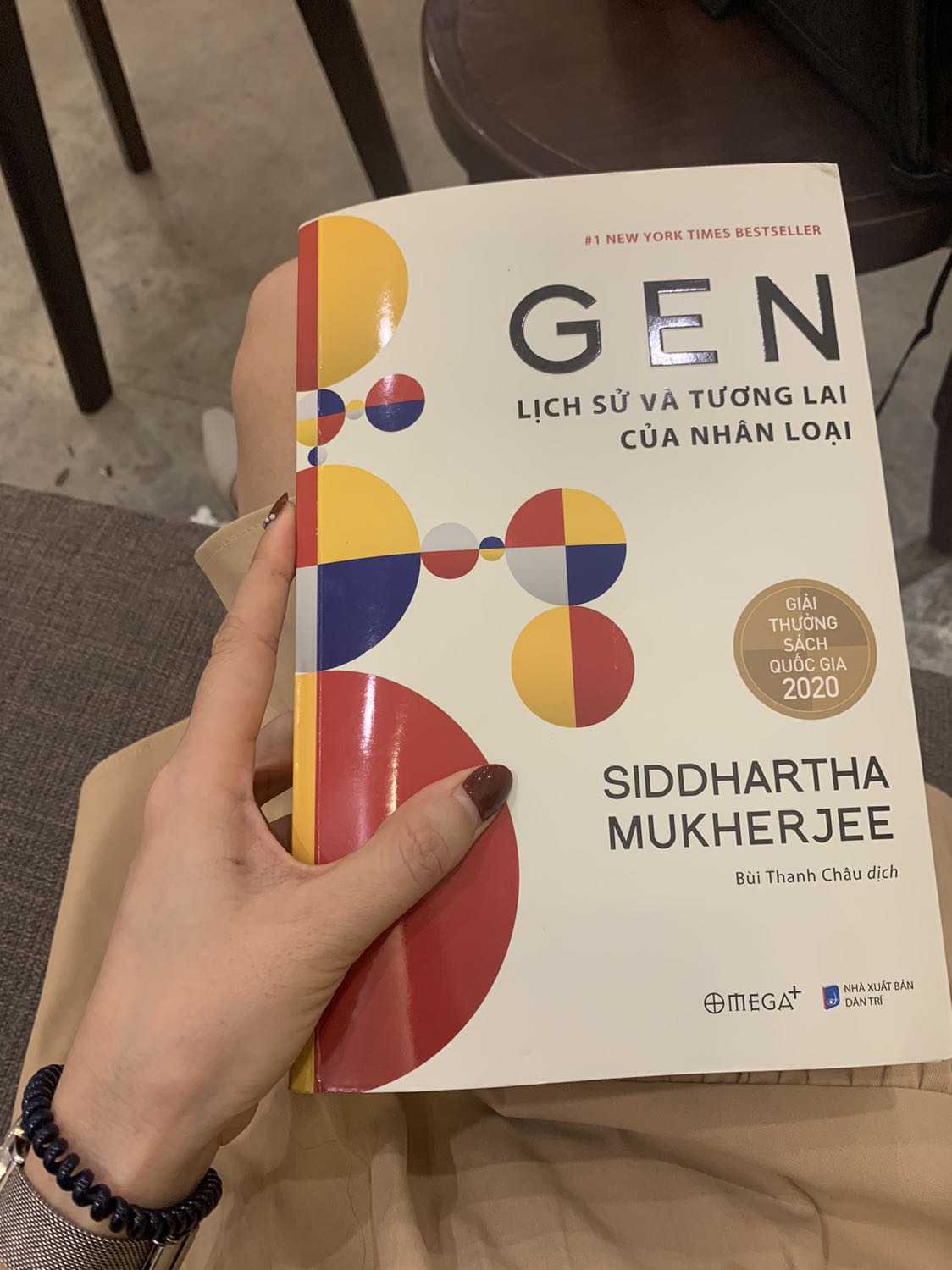 Nếu những cuốn giáo trình sinh học được viết theo lối viết của tác giả cuốn sách này, hẳn sẽ có thêm rất nhiều học sinh muốn đào sâu nghiên cứu hơn. Cuốn sách không chỉ đơn thuần nói về lịch sử của Gen và ngành sinh học nói chung, nó còn được dẫn dắt khéo léo thông qua các câu chuyện của những vĩ nhân đã đóng góp đột phá trong lĩnh vực này, những câu chuyện riêng tư đầy xúc động về gia đình của chính tác giả, và cả những sự thật lịch sử tàn khốc manh nha từ Gen mà k nhiều người biết. Ngôn ngữ cuốn sách là sự kết hợp tinh tế của ngôn ngữ khoa học (tưởng như khô khan) với sự mềm mại đầy trau chuốt của ngôn ngữ văn chương… Nói chung là một người k có background về sinh học như t đã bị cuốn sách này mê hoặc :D