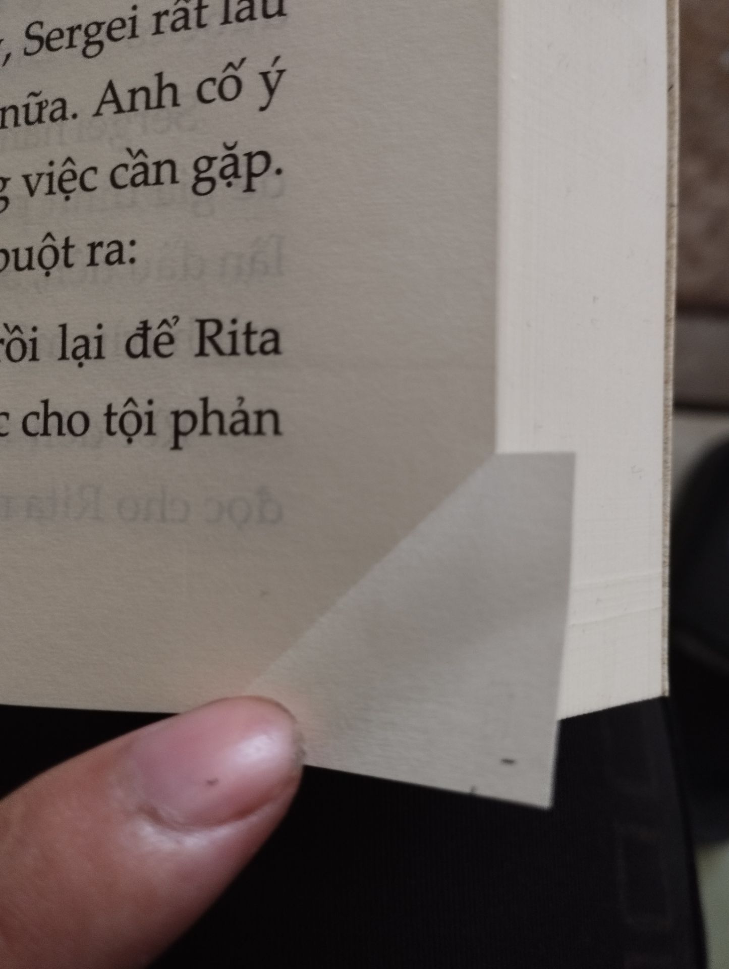 Sách có 2 trang bị lỗi góc, còn từ chương 8 phần 1 trở đi các trang đều bị in lệch đi dù khá nhỏ nhưng vẫn nhận thấy bằng mắt