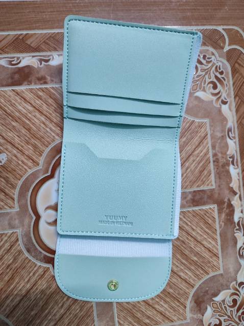 Giao hàng đúng hình. Ví sờ lên mềm, cầm vừa tay. Mình mua màu xanh ngọc mà chụp lên điện thoại nó thành màu xanh lơ :v