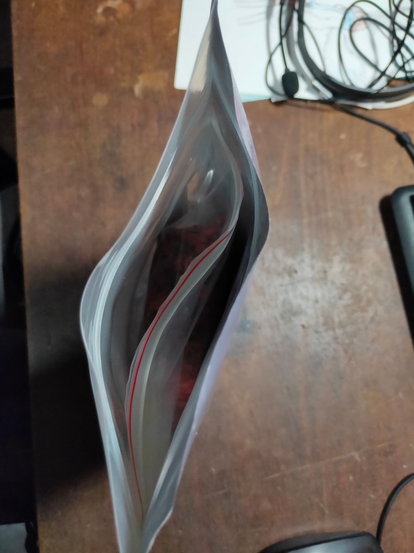 đóng gói rất tệ, có 2 túi hộp nhưng ko dán niêm phong gì cả. hạt đóng thành một cục hình như là hàng tồn từ lâu mà dán nhãn đóng gói ngày 30/6/20. mong tiki hỗ trợ cho trả hàng