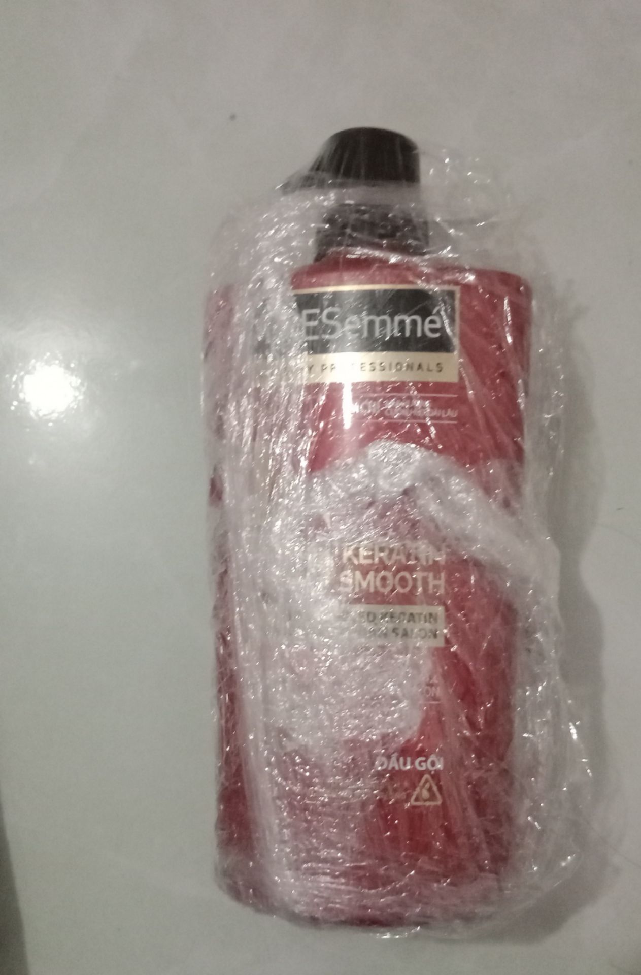 Bao gói hơi khó chịu nhưng may mắn là không có hư hỏng. 
Giao hàng nhanh, shipper ổn.
Hạn sử dụng hơn 2 năm, ngoại hình sạch sẽ.
Chưa dùng thử nên chưa kiểm tra vòi xịt có ổn không, tạm thời không có lỗi.