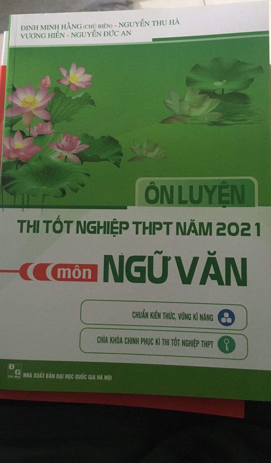 Trang sách mịn đẹp, nội dung hay nhma hơi mỏng so với tưởng tượng của mình. bố cục sách dễ ôn cho bạn nào có ý định tự học ở nhà. Có đề để ôn luyện?