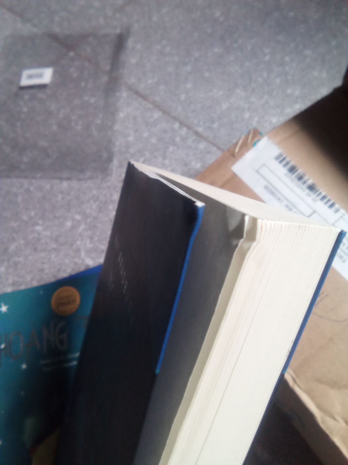 Mình mua sách đợt dọn kho. Giao lâu muốn xỉu, phải hủy để đặt lại. Tới ngày giao thì lại báo hẹn thêm 1-3 ngày, cuối cùng ngày thứ 4 mới giao. Và đúng là, sách tiki vận chuyển chưa bao giờ khiến mình ngừng thất vọng :((( méo bìa của em rồi :((