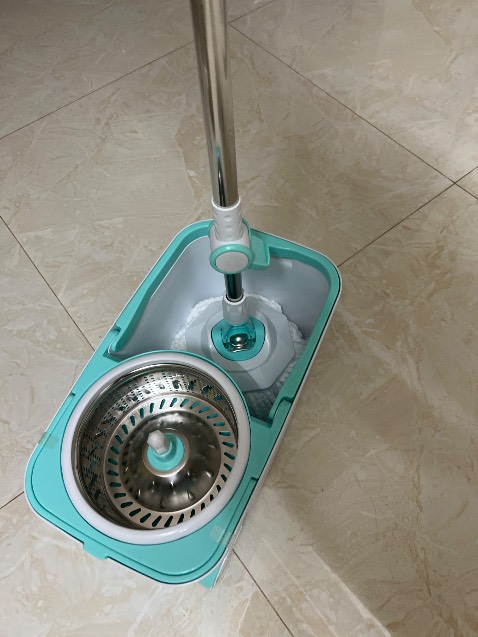 Shop đóng gói cẩn thận và an toàn , từng bộ phận của cây lau và bông chùi trong bao nguyên seal. Thơm mùi mới khi mở. 
Tuy nhiên shop lại dùng băng keo dán hai bên Xô vật gây bất tiện cho người tiêu dùng. Và nút khóa cây lau cứng , khó khăn khi cụp lên xuống.
Nhưng nhìn chung mình hài lòng với sản phẩm này, nhưng shop lưu ý tránh dùng keo dán trực tiếp lên sản phẩm, khiến người tiêu dùng khó lau chùi, và không an toàn khi sử dụng vì miếng bông lau có thể bị dính keo