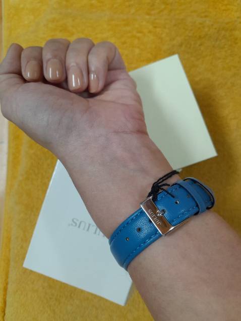 Màu của đồng hồ hơi khác trong ảnh nhưng ở ngoài trông đẹp hơn. Đây là chiếc đồng hồ Julius thứ 2 mình mua. Lần trước mua trong MIPEC Long Biên rất tốt và bền nên mình muốn mua hiệu này tiếp. 

Mình ưng quá nên chụo nhiều ảnh để nhận xét cho shop. Mặt đồng hồ to rất dễ nhìn giờ, mình hay bị muộn giờ nên cần mặt đồng hồ to thế này. Mình làm nghề dạy học thì cần đồng hồ để canh giờ. 

Dây rất đẹp nhé. Hộp trông chuyên nghiệp, shop có để giấy bảo hành và thông tin bảo hành rõ ràng. 

Nhất định sẽ quay lại ủng hộ shop.