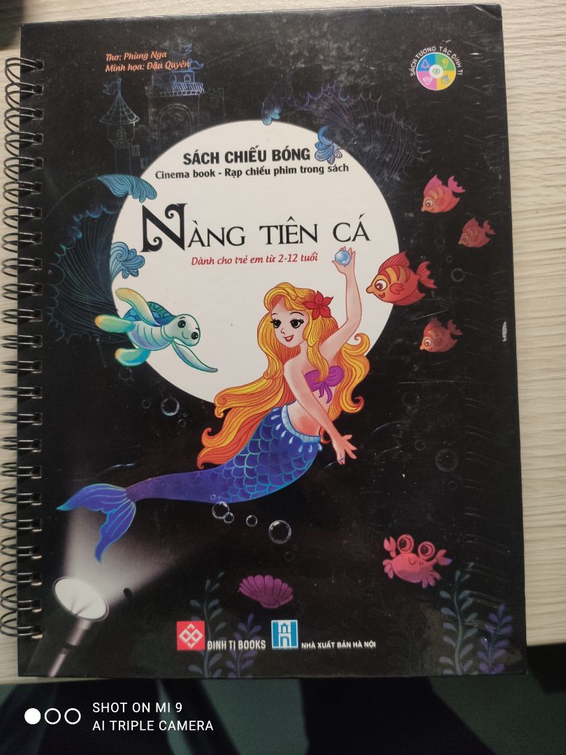 sách cũ, bị trầy xước rất nhiều, bị rách