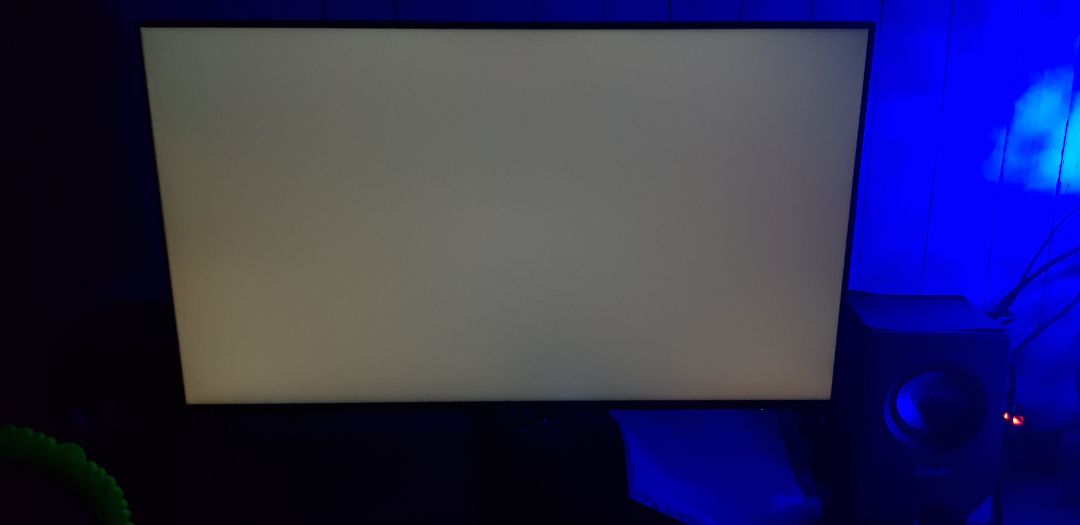 Hôm trước vừa vào đặt thấy có tikinow hôm sau đặt thì k thấy nữa, gọi điện hỏi tổng đài thì bảo k sẵn hàng. Đành đặt giao thường thì hẹn 5 hôm sau mới có. Đùng cái tối đặt chiều hôm sau lại giao luôn k kịp trở tay :))
Màn thì hình như của mình k bị hở sáng
Check bảo hành thì 1/5/2*** tháng luôn :))
Nói chung lần đầu mua hàng tiki k ngờ giao hàng nhanh như vậy, chưa đc dùng tikinow k biết thế nào chứ giao thường thế này nhanh hơn mấy trang thương mại khác rất nhiều