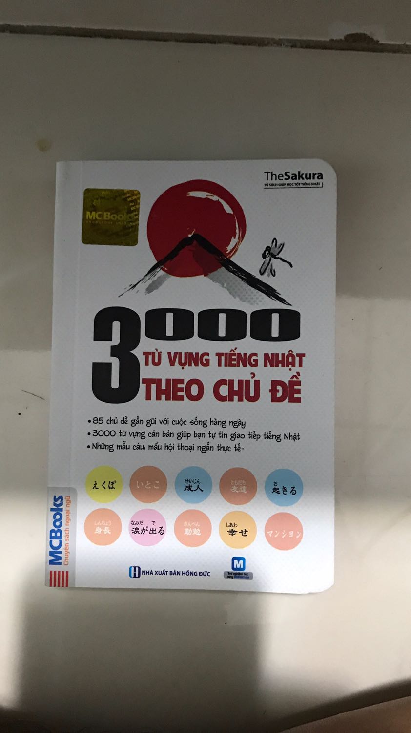 Sách nhỏ gọn, màu đẹp, sách mới, nội dụng phong phú, dễ dàng cho các bạn mới muốn tiếp cận tiếng Nhật. Hình ảnh dễ thương. Mình hài lòng với sách
Mình đặt hàng thứ 5 và thứ 2 là ngày giao hàng. Không hiểu vì sao đến thứ 2 trạng thái vẫn là tiki đã tiếp nhận. Cho đến khi mình ib *** thì mới xem đơn hàng mình. Mình đã mua rất nhiều nhưng mới chỉ gặp trường hợp như thế lần đầu. Rất bực mình.