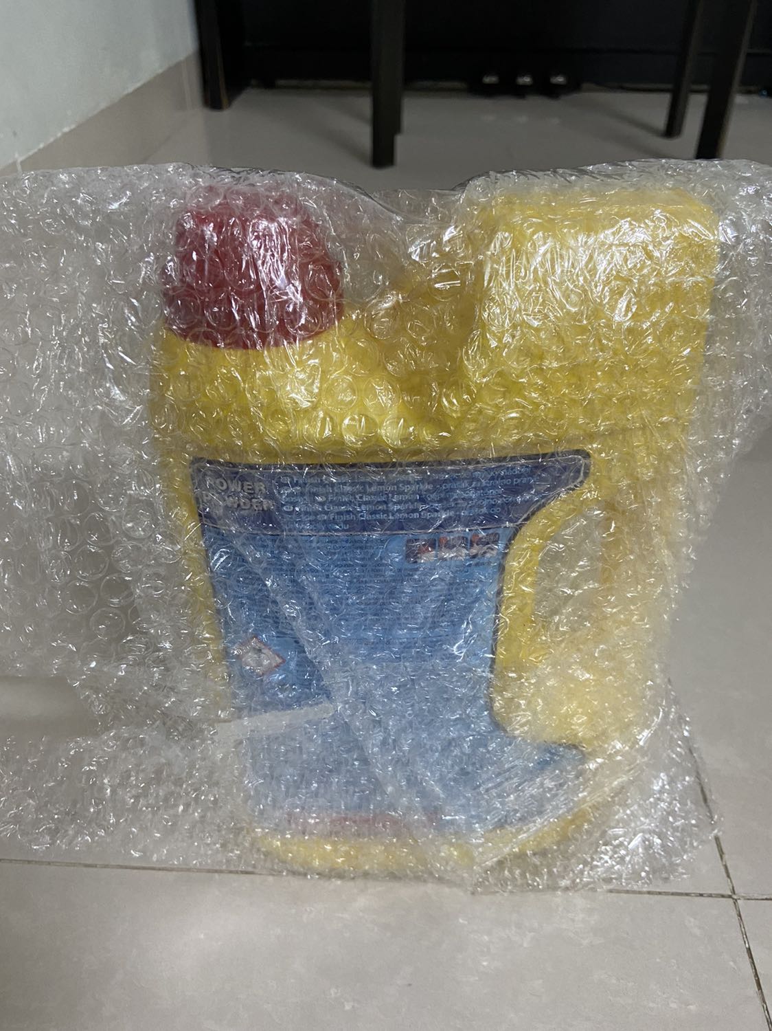 Sản phẩm nhận được không đúng với đơn hàng mình đặt. Mình đặt túi bột rửa của Nhật nhưng sản phẩm là canh bột rửa như hình. Nắp canh không có dấu niêm phong như đã qua sử dụng và được dán lại bằng băng keo rất sơ sài. 
Mình muốn đổi lại đúng sản phẩm đã đặt. Nếu không có thì yêu cầu hoàn tiền.