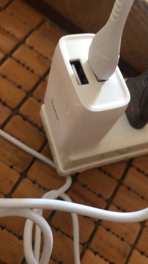 có hộp tem đây đủ, củ sạc chắc chắn, thấy hỗ trợ sạc nhanh 2.4a 12w, 2 cổng tiện lợi sạc được 2 máy cùng lúc, giao hàng nhanh