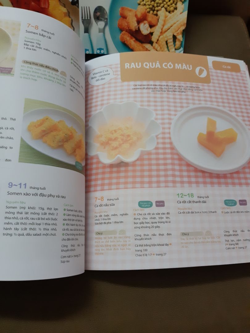 Hai cuốn này đều được in màu sắc tươi tắn, giấy ok. Tiki giao hàng rất nhanh, nhanh hơn dự kiến. Mình cho tiki 5 sao. Nhưng chỉ đánh giá 4 sao do cuốn Ăn dặm không phải là cuộc chiến có nhiều trang in bị lem mực. Nội dung thì mình chưa đọc, hy vọng bổ ích. 

Cuốn Ăn dặm kiểu Nhật thì chia làm nhiều phần: Những kiến thức về ăn dặm, phương pháp chế biến, công thức món ăn, Hỏi đáp và giải quyết khó khăn trong ăn dặm. Nội dung bổ ích