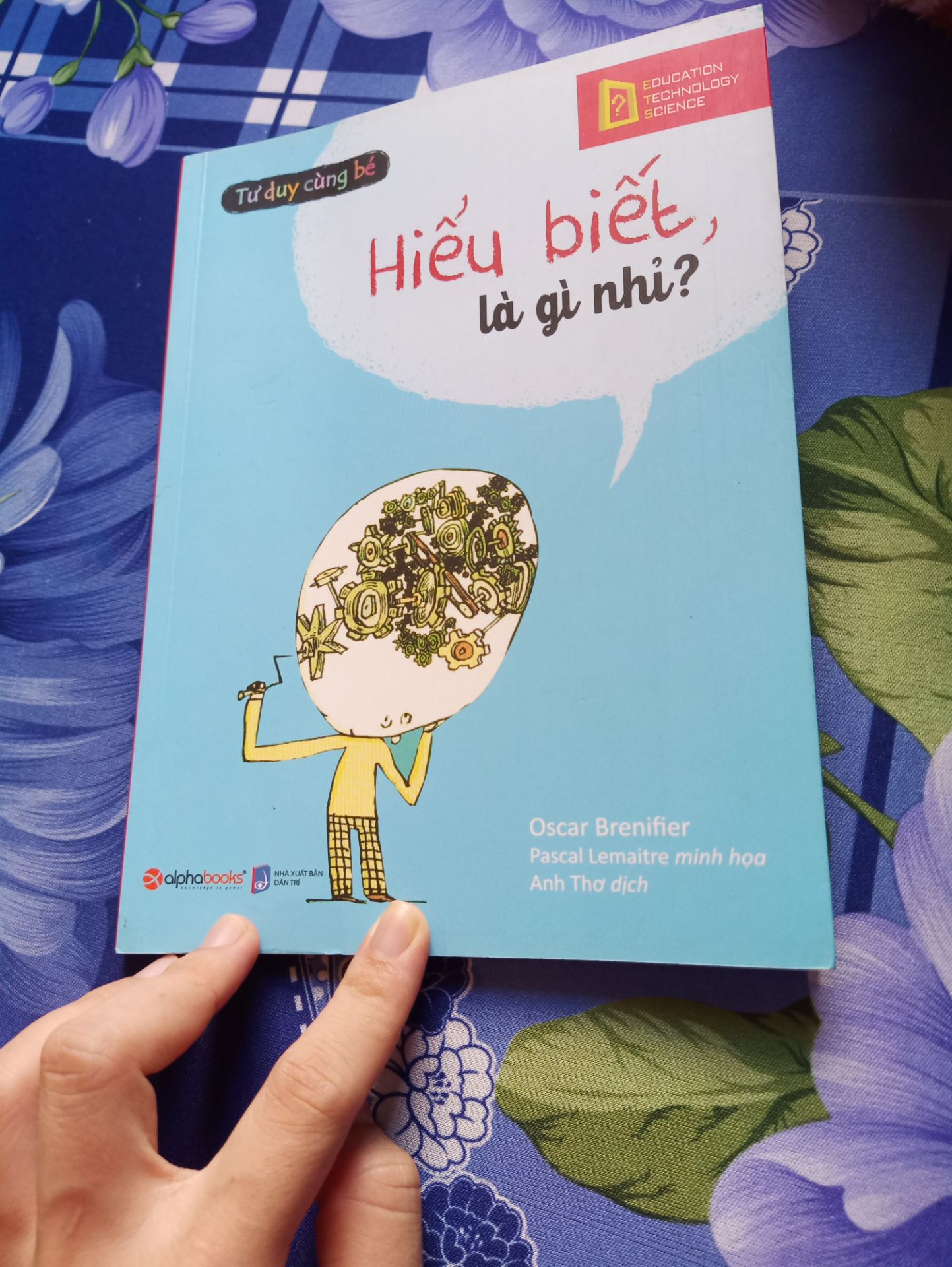 mình thích nhất cách nhà sách đóng gói,
 sách : kĩ lưỡng và có tâm . giao hàng nhanh. nội dung sách khá thú vị ( qua cách đưa ra một câu hỏi chính, trẻ trả lời và người lớn tiếp tục hỏi dựa trên câu trả lời đó của trẻ) giúp trẻ  tư duy thêm để mở rộng vấn đề.