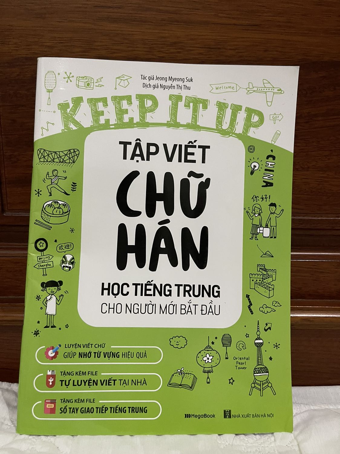 ★★★★★
Sản phẩm tốt, chất liệu giấy tốt ,chữ in rõ nét bìa đẹp bắt mắt sách có mùi thơm rất dễ chịu , giao nhanh. Nên mua ah