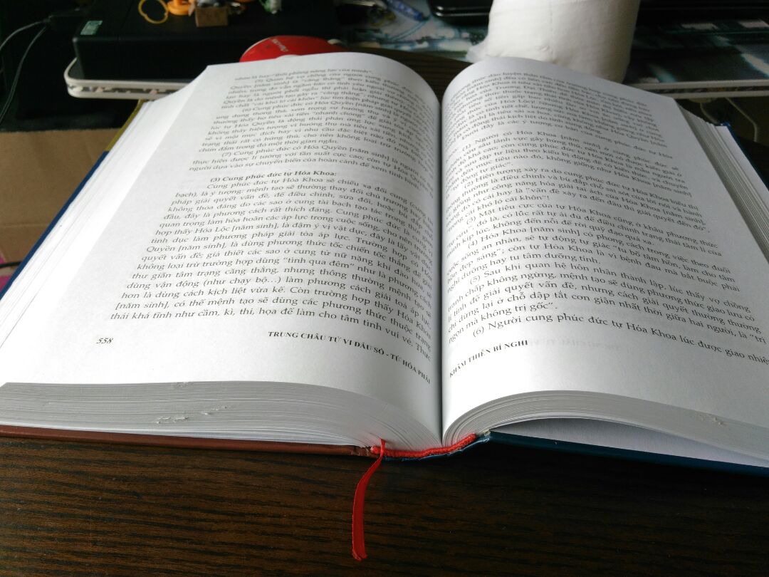 Quyển này bìa cứng( không giống phần ghi thông tin quyển sách trên trang tiki là bìa mềm),hơi thất vọng là giấy mỏng và in chữ hơi mờ, chắc để trống in lậu. Quyển này giống hệt bên tiki bán, lúc ấy chỉ có 420k, mà mình mua tận 479k, chỉ vì nhìn thấy bìa mềm và bình luận tốt.