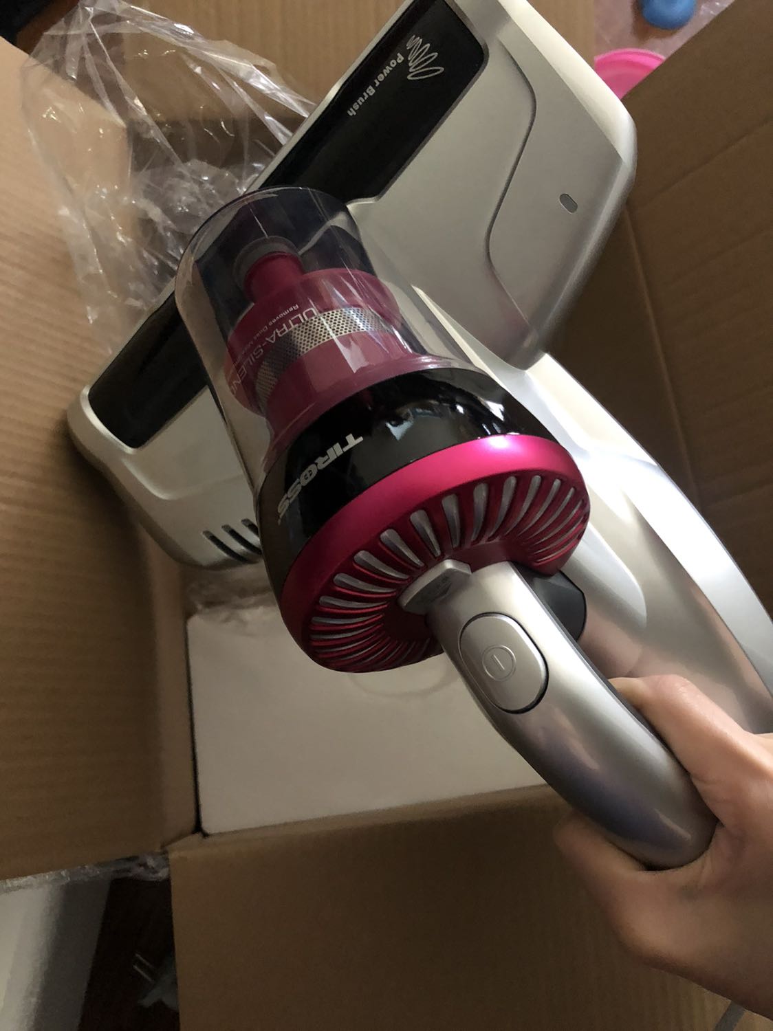 Hồi đầu mới mua cầm chưa quen nên thấy nặng, sau chả thấy nặng tí gì :)) ai băn khoăn nên mua hút bụi giường nệm lọai nào thì lấy ngay con này nhé, hút tóc cực tốt, dễ vệ sinh. Mấy loại hàn quốc với hãng xỉaomi kia cá nhân thấy k hút tóc tốt lắm.