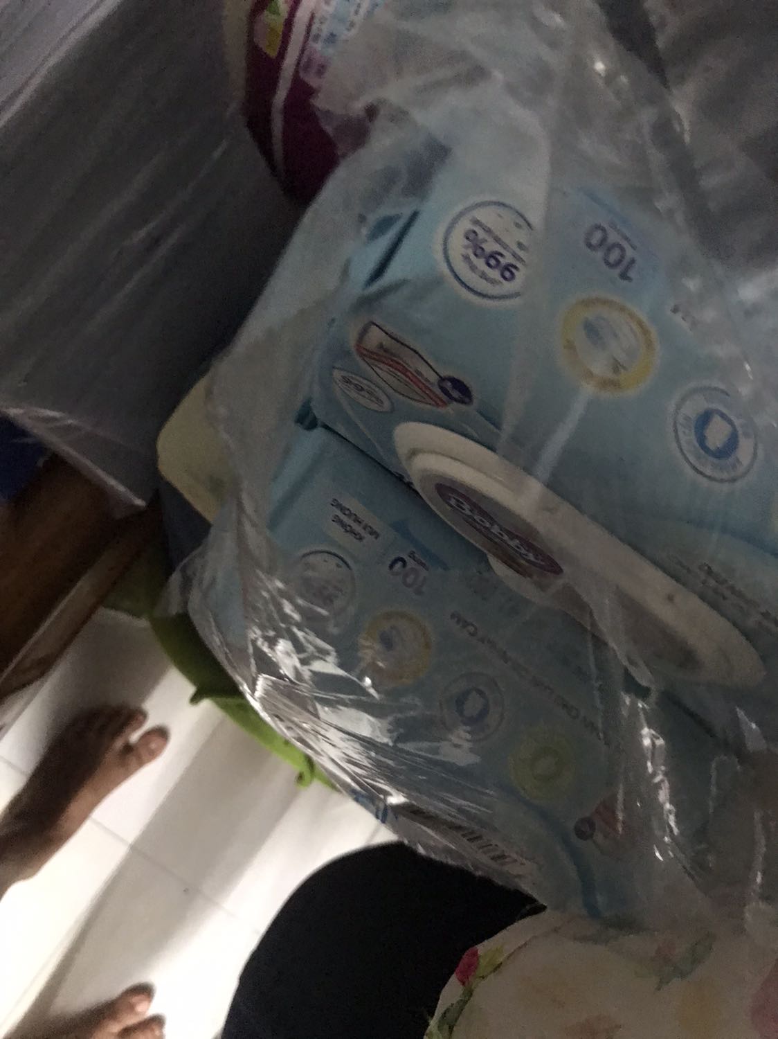 Cảm giác đợt này sp k chất lượng, túi dựng vừa tháo bọc kính đã bị phuy sẵn. Giấy mỏng hơn nhiều so với loại đang xài. Bao bì k bóng như trc, mạc kháng khuẩn in luôn chứ k phải dán tháo ra dc. Mình đang thắc mắc do hãng đổi bao bì hay sp mình mua là hàng nhái. Mong tiki sớm cho phản hồi.