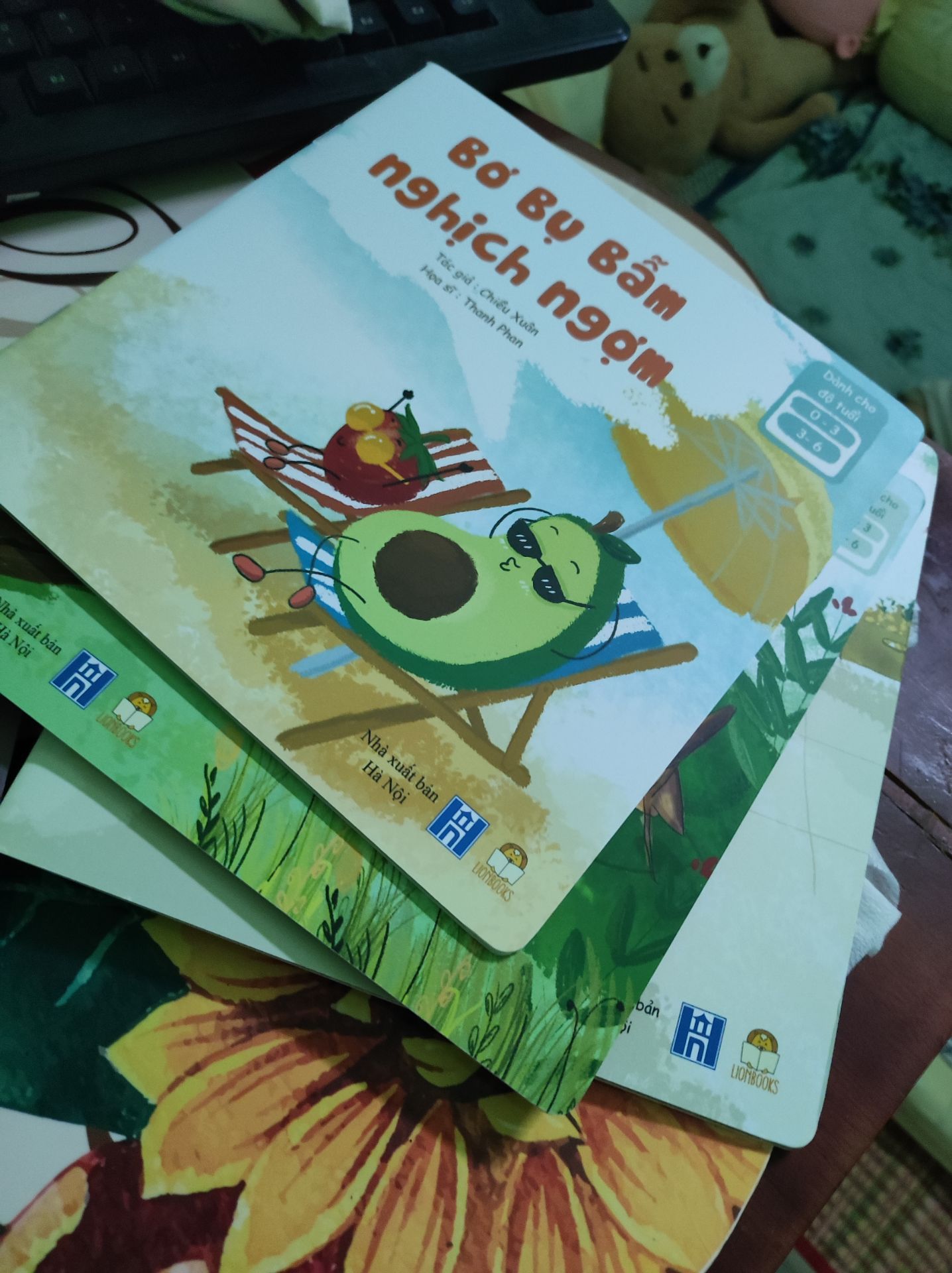 sách hình ảnh và màu sắc đẹp, nội dung ngắn gọn phù hợp với bé, giấy đẹp mà không biết sẽ bị em bé xé khi nào đây 😁