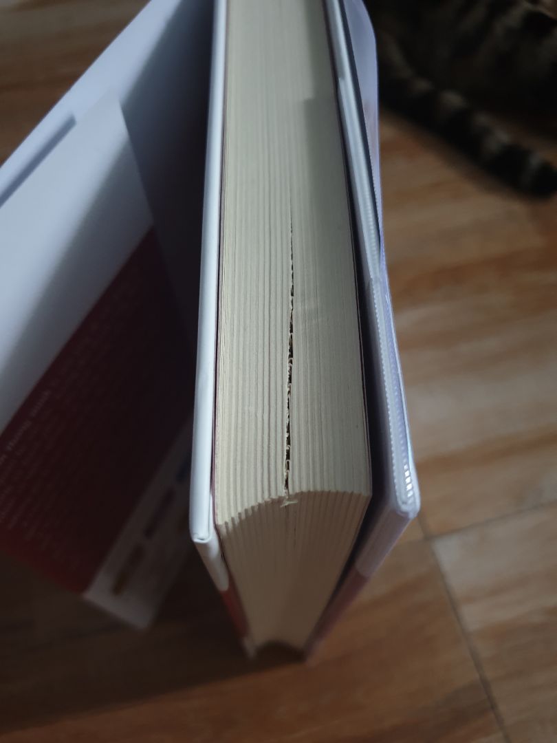 In trực tiếp trên bìa cứng cực thích, bọc thêm lớp giấy in màu như bìa bên ngoài. Đáng tiếc, một vài trang bị rách, buồn hết sức. Giao hàng đúng hạn.