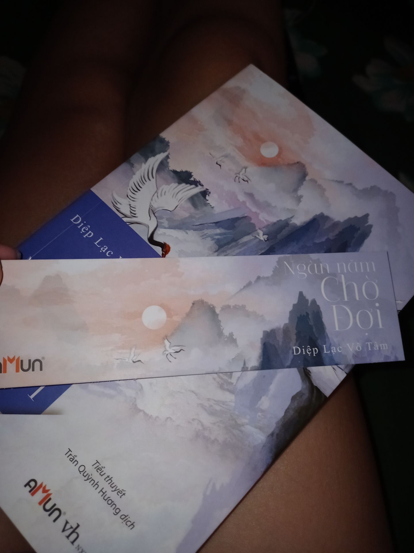 sách về nhanh, có bìa bao bọc, không gấp góc, bìa sách rất đẹp, còn về phần nội dung thì sẽ trải nghiệm và báo lại sau