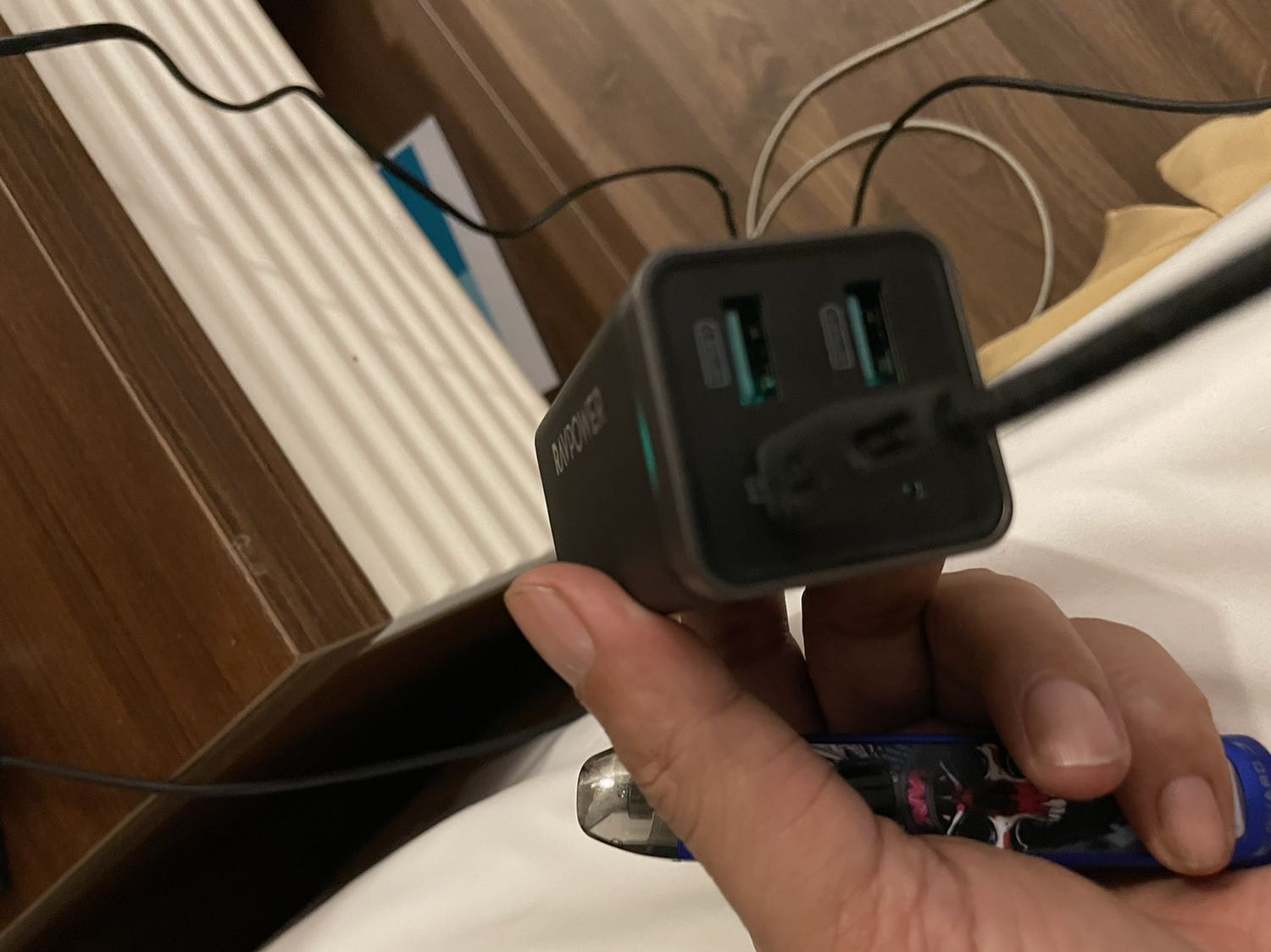 Mua Rav trên tiki nhiều, tất cả đều sạc nhanh ổn. Không hiểu sao con này báo 65W mà sạc 1 công usb type c - lightning ra 8w? Trong khi báo mỗi cổng ra 18w ít nhất khi sạc nhiều cổng? Cần đổi trả