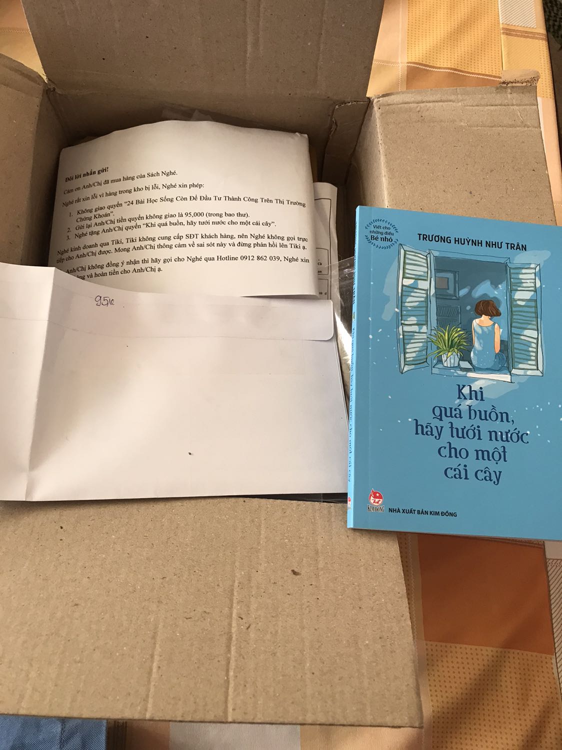 Mục tiêu là chỉ để mua cuốn sách 24 bài học sống còn để đầu tư thành công trên thị trường. Do sách hiếm hàng nên không còn bán riêng lẻ nữa. Nên mình chấp nhận mua kiểu combo để lấy cuốn mình muốn đọc. Rồi lúc nhận hàng tại nhà, mở ra thì thấy ghi là không có sách. Trả lại tiền phần cuốn sách không có. Cuốn không muốn có mà phải đang giữ thì bị móp góc, rách vỏ bọc. Trước giờ mình mua sách số lượng không hề nhỏ trên Tiki vì tin tưởng. Bây giờ như vậy, cũng chấp nhận chuyện đã rồi. Nhưng thất vọng thì do Tiki hay do hãng mình đặt sách đây. Thiệt tình !!!