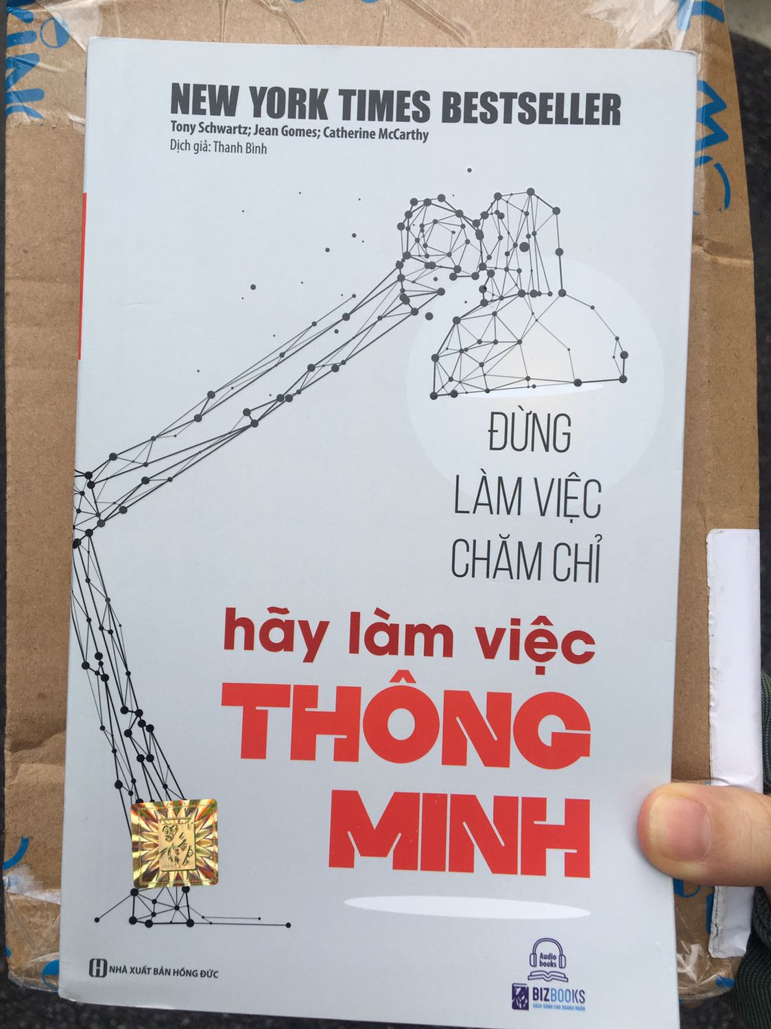 Trước đây mình là người ít khi đọc những cuốn sách như thế này, thời gian rảnh chủ yếu là xem phim , lướt ***.... 
Từ khi gia nhập Tiki , mình mua khá nhiều sách về đocj trong thời gian rảnh. Tiki sách đẹp , gói hàng khá xịn xò, giao hàng thì cực nhanh, còn trước cả ngày dự tính giao.
Còn về nội dung, bình thường mình sẽ đọc trước rồi sẽ quay lại review sau. Nhưng lần này mình sẽ viết đánh giá về chất lượng sách và giao hàng của tiki đã. Nội dung thì m có đọc qua đánh giá của mn rồi  thì thấy mn review đây là cuốn sách đáng đọc, riêng cái tiêu đề cũng thu hút rồi. Đừng làm việc chăm chỉ mà hãy làm việc thông minh.
Mình sẽ quay lại review sau khi đọc xong nhé