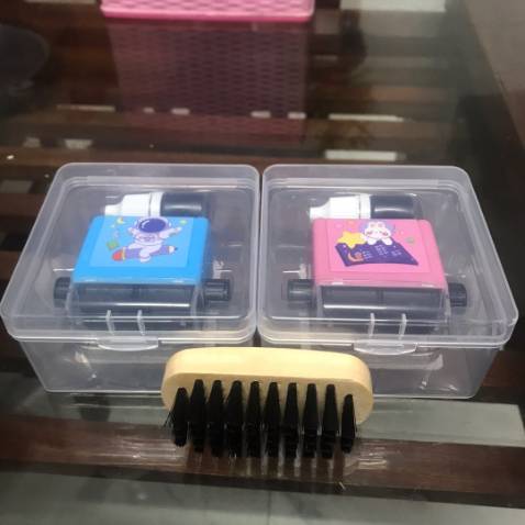 Điểm cộng trước tiên là shop giao nhanh gói hàng cẩn thận thậm chí đường băng keo cũng thẳng:))
Khui xong thì mình khá bất ngờ về sản phẩm nhận được, rất tiện để các mẹ tạo phép tính cho bé chỉ bằng những đường lăn cơ bản. Rất đáng mua nhé.
Mình sẽ ủng hộ shop dài dài và mua làm quà cho các cháu.