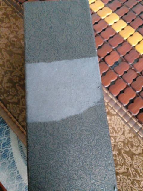 Kinh luân đẹp. trừ một sao, shop dán keo trong bên ngoài để cố định nắp hộp. khi lột keo ra bị rách lớp vỏ hôp. Mong shop cẩn thận hơn