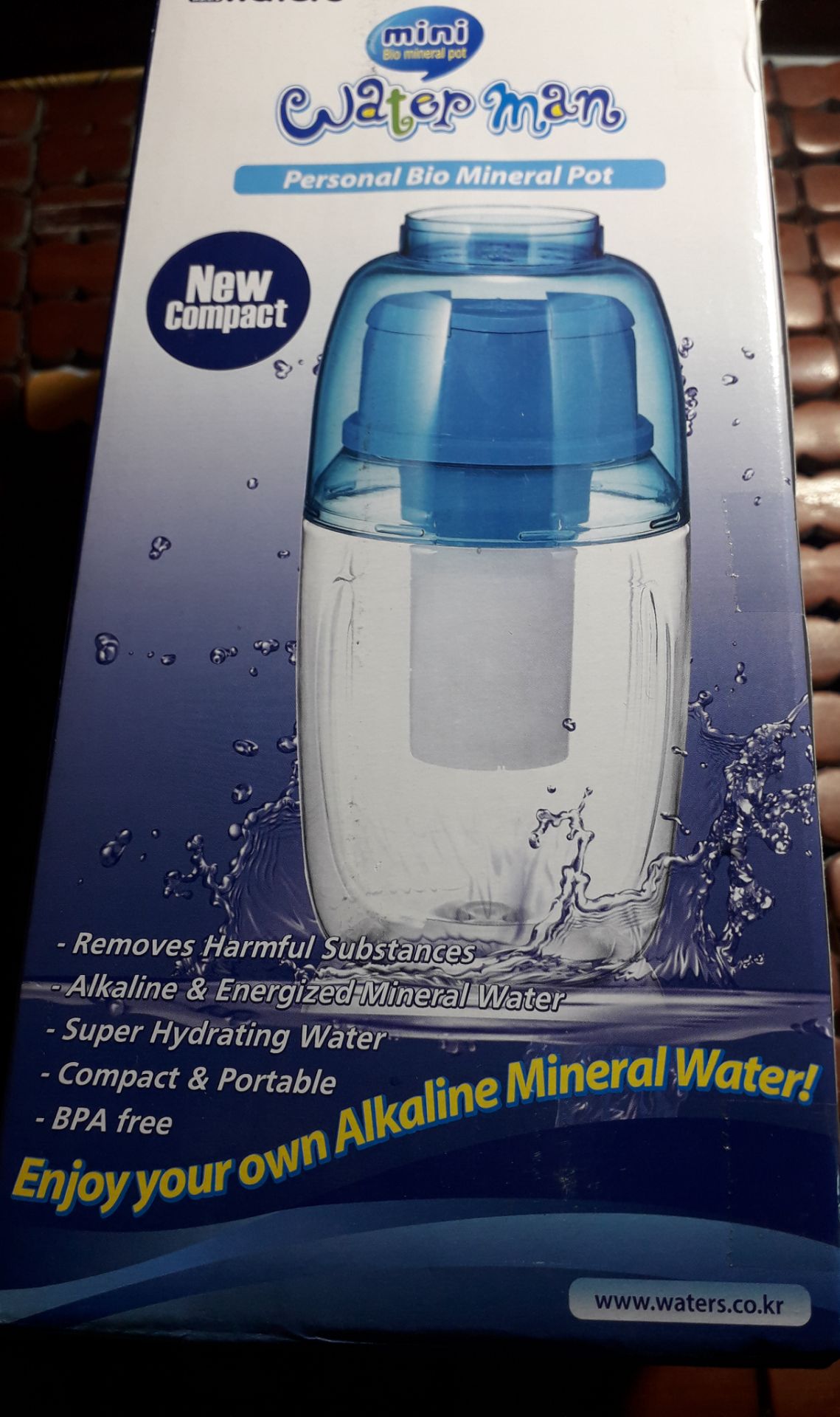 Đã nhận được hàng, đã dùng thử. Các bạn đổ nước để lọc nhớ đổ từng ít một thôi đừng đổ 1 lần nhiều quá. Lọc nhanh. Bình chứa được khoảng 600ml. Rửa sạch, lọc vài lần rồi hãy dùng chính thức. Khi cần mua lõi lọc, liên hệ với tiki sẽ có số ĐT mua hàng.