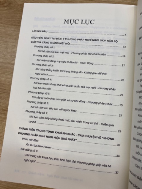 Dạo này mình thích tìm hiểu về thiền chánh niệm, gặp quyển này có giới thiệu khá hay nên mua luôn. Nội dung sơ lược thì quyển này hướng dẫn phương pháp thiền để giải toả căng thẳng cho tâm trí (thở chánh niệm, thiền metta,…). Sách viết theo kiểu cuộc đối thoại nên đọc rất trôi luôn, còn có hình minh hoạ nữa. Ưng ý ạ