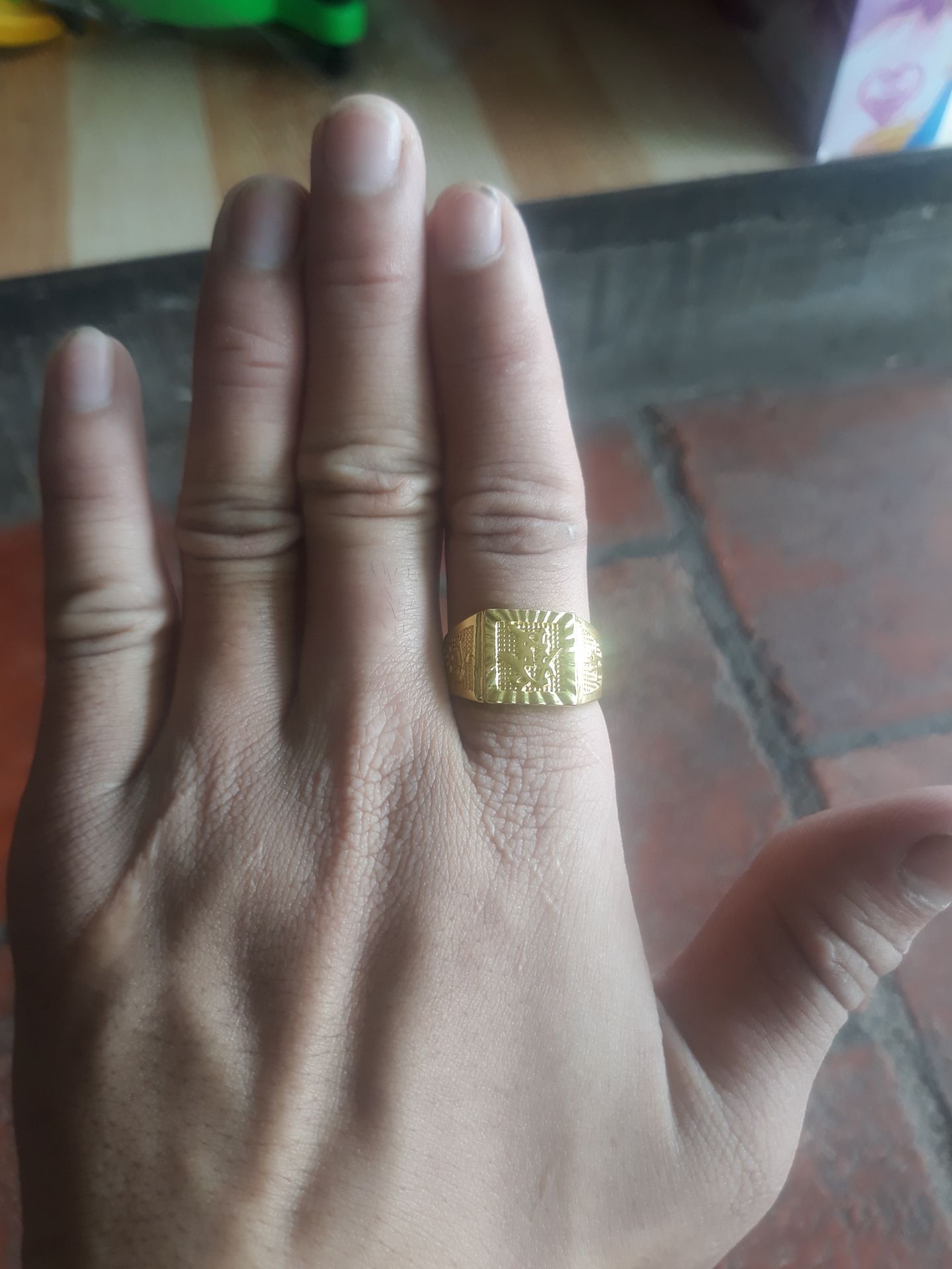 Sản Phẩm Tốt Nhìn Như Mới Nhưng Màu Quá Nhạt,Nhìn Non Lắm,Thấy Trong Hình Nhìn To Lắm Mới Mua Định Đeo Ngón Tay Giữa Ai Ngờ Nó Bé Hơn 1 Nửa Trong Hình Rồi Chuyển Qua Ngón Tay Trỏ?Còn Về Không Rỉ Phai Màu Để Mình Sai Thử Thời Gian Rồi Đáng Giá Sau