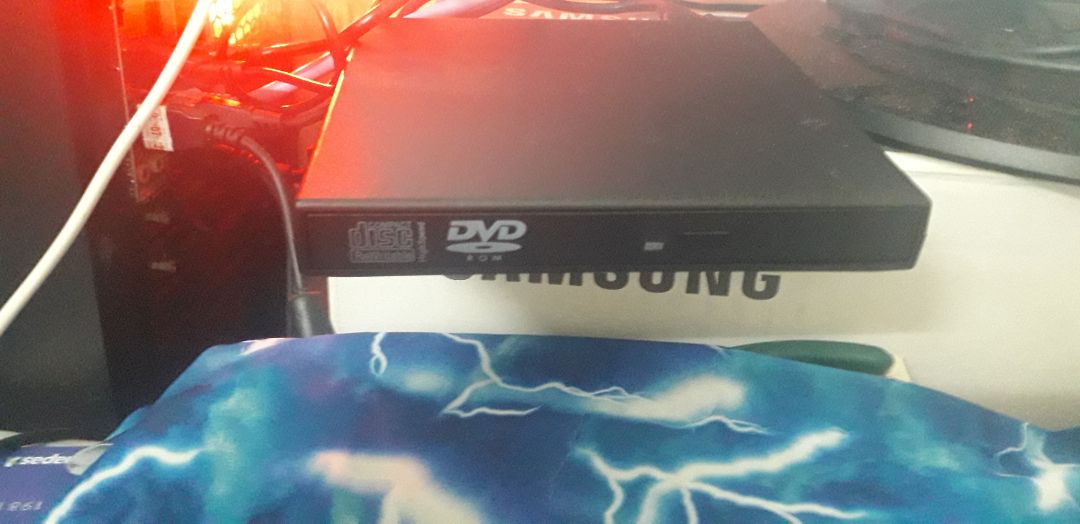 Ghi chú tên sản phẩm không rõ ràng. Sản phẩm này chỉ ghi được đĩa CD thôi, còn đĩa DVD thì hoàn toàn không ghi được nhé mọi người. Làm mua về mò cả buổi mới phát hiện ra như vậy. ?