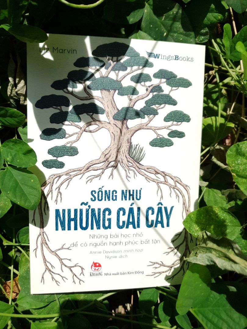 Sách này là sách dịch nên hẳn là có nhiều loại cây không có ở Việt Nam nên khó để mình hiểu đc tập quán của nó.
Mình thích đọc những mẩu ngắn ngắn có hình ảnh đi kèm như này :D.
Thực ra thì sách nêu những quan điểm, những cách sống nên có, rồi dùng 1 cái cây để liên hệ qua. Mình đọc thì chưa có sự thấm lắm (như mình nói phía trên là ko hiểu tập tính của cây) như câu chuyện cây tre nuôi dưỡng rễ.
Tuy nhiên, đọc để refresh bản thân, để có những định hướng đúng đắn, những chỉnh đốn lối sống kịp thời thì cũng tốt mà.
Mình cũng dùng quyển này đọc cho con nghe (bé lên 4 tuổi), vừa biết thêm các loại cây, vừa biết cách sinh tồn của cây và vừa học thêm được các khái niệm, định hướng sống.