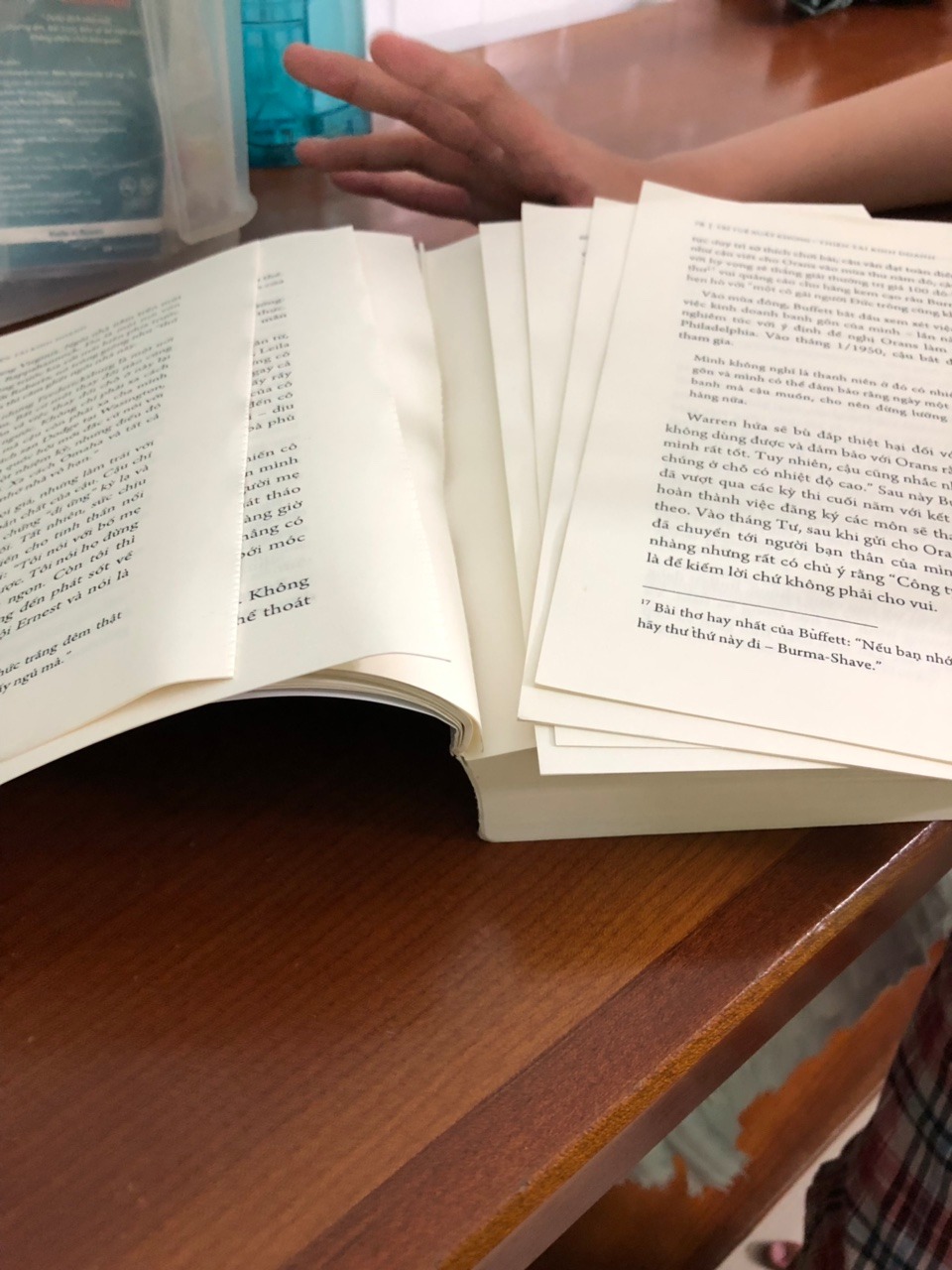 Theo thói quan, nhận được sách là mình ký tên. Ký tên xong lật vài trang thì sách bung ra rơi lã chã. Mình tin tưởng Tiki đã kiểm tra chất lượng rồi mới giao. Thất vọng ghê!
Gọi call-center thì trả lời vô cảm: ký tên vào sách rồi thì thôi không có hỗ trợ. Mình có thể tự mua sách mới nhưng cách trả lời thế thì không chấp nhận được.
Mình yêu cầu gặp cấp quản lý để góp ý thì nói quản lý bận, sẽ gọi lại trong ngày. Đợi hết ngày mà không gọi nên mình mới viết mấy dòng này.