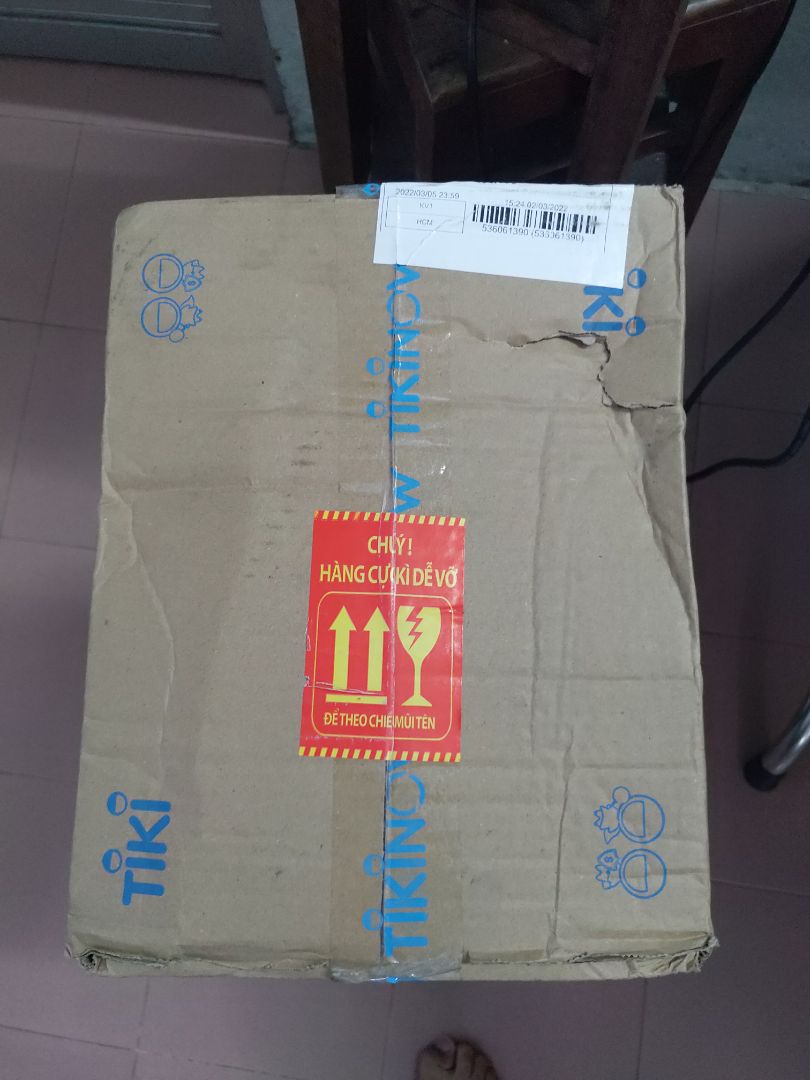 - Tiki giao siêu nhanh, vừa đặt hôm qua, trưa nay đã nhận được.
- Hàng được đóng gói cẩn thận. Được bao bọc nilon xốp chống bể.
- Nước mắm này ăn rất ngon, có mùi thơm nhẹ, không bị hôi. Đây là lần thứ 2 mình đặt dòng sản phẩm này của Làng Chài Xưa.